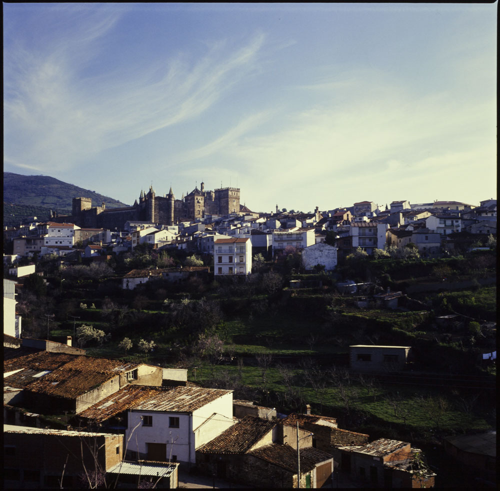 Guadalupe. Vista general de la población con el monasterio · Luis Agromayor, 1994
