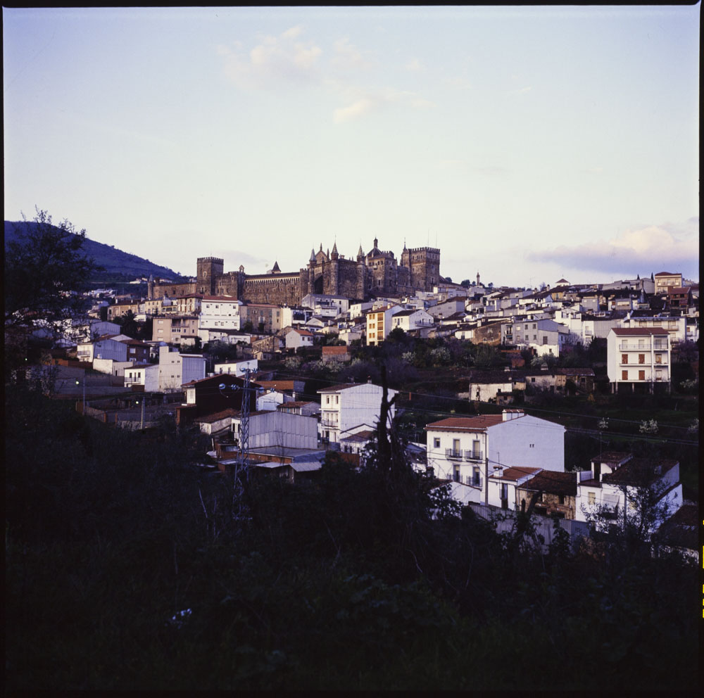 Guadalupe. Vista general de la población con el monasterio