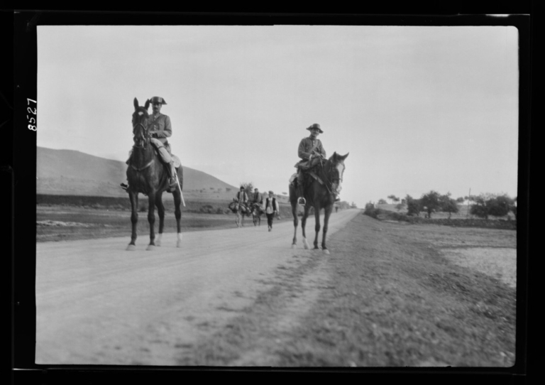 Guardias civiles a caballo en el término de Conquista