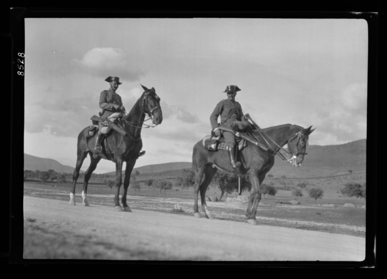 Guardias civiles a caballo en el término de Conquista