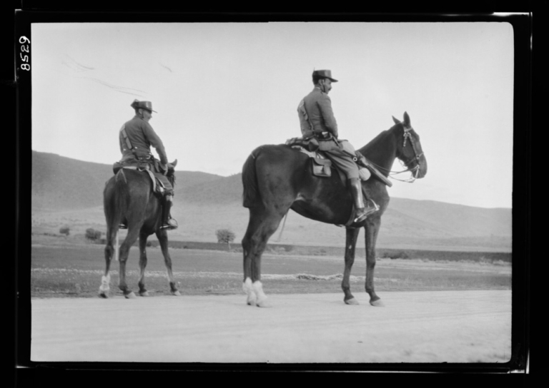 Guardias civiles a caballo en el término de Conquista, de espaldas