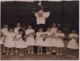 Hija de la Caridad con niñas del Colegio Provincial de la Inmaculada de Cáceres