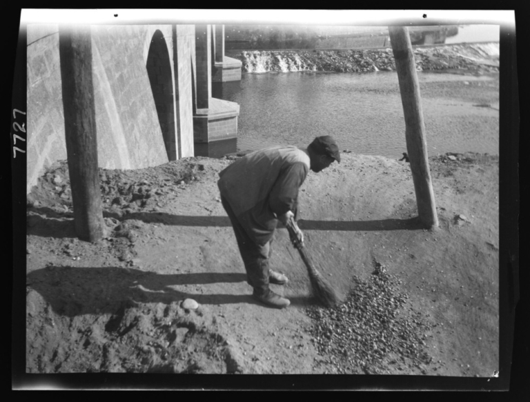 Hombre barriendo las cáscaras de las bellotas dadas