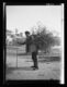 Hombre cargando un haz de ramas de olivo para leña · Ruth Matilda Anderson, 1928