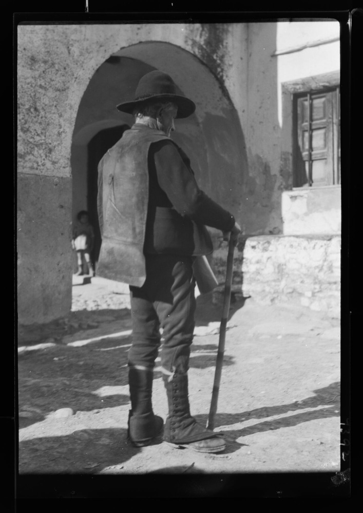 Hombre con traje de cuero: de espaldas