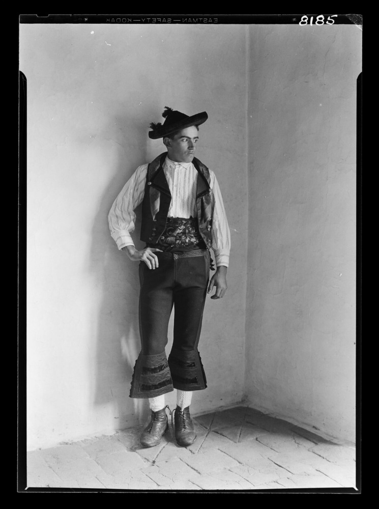 Hombre con traje de fiesta