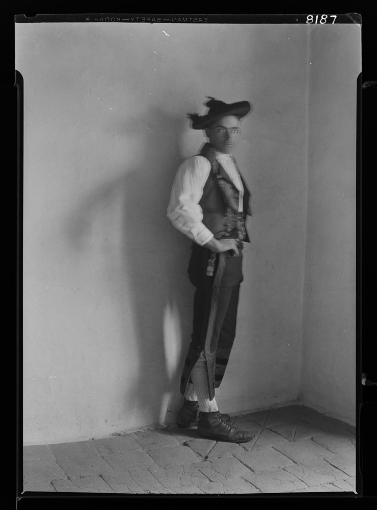 Hombre con traje de fiesta