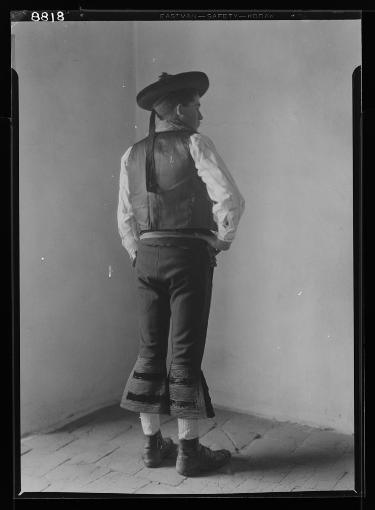 Hombre con traje de fiesta