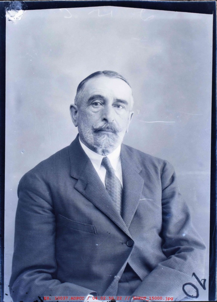 Hombre con traje y corbata