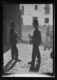 Hombre de Mirabel con un pellejo de vino a la entrada del parador de Manuel el Castellano · Ruth Matilda Anderson, 1928