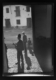 Hombre de Mirabel con un pellejo de vino a la entrada del parador de Manuel el Castellano · Ruth Matilda Anderson, 1928