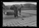 Hombre esparciendo arena sobre el secadero · Ruth Matilda Anderson, 1928