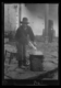 Hombre haciendo churros en la plaza Mayor · Ruth Matilda Anderson, 1928