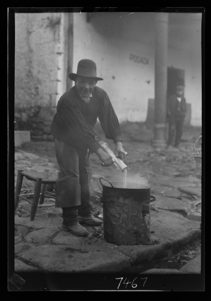 Hombre haciendo churros en la plaza Mayor