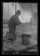 Hombre haciendo churros en la plaza Mayor · Ruth Matilda Anderson, 1928