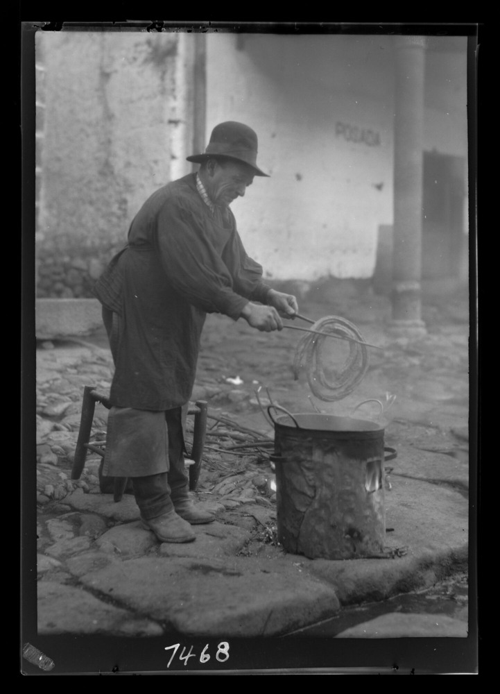 Hombre haciendo churros en la plaza Mayor