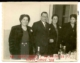 Hombre junto a tres mujeres en una sobremesa, 1950