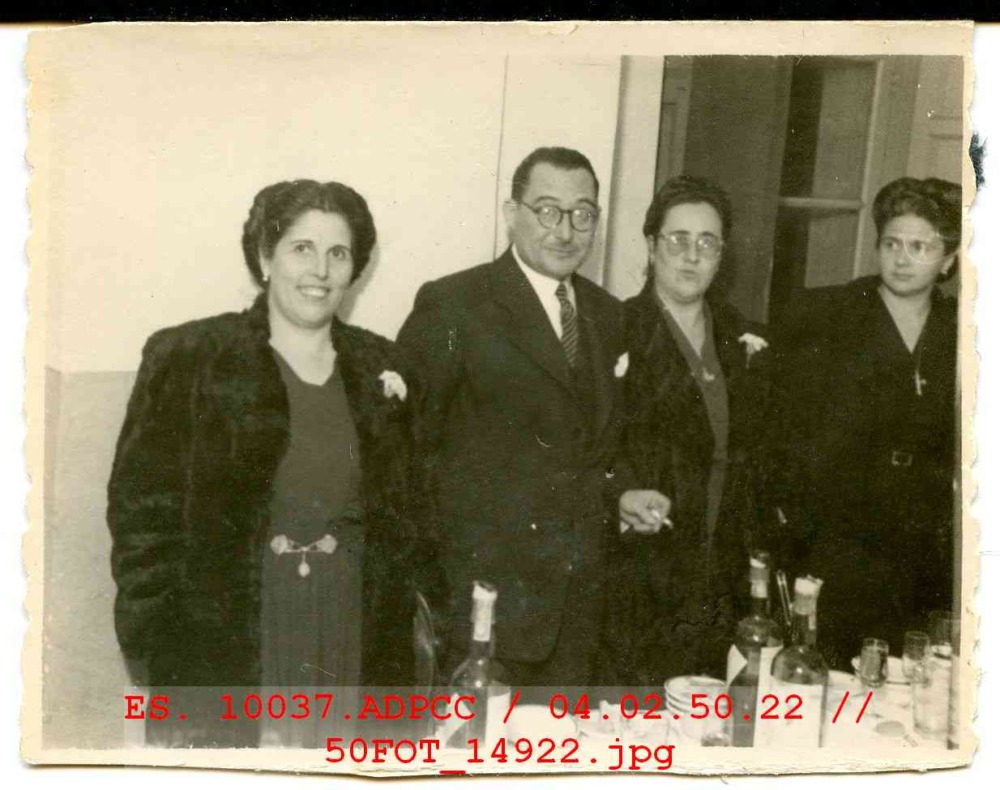 Hombre junto a tres mujeres en una sobremesa