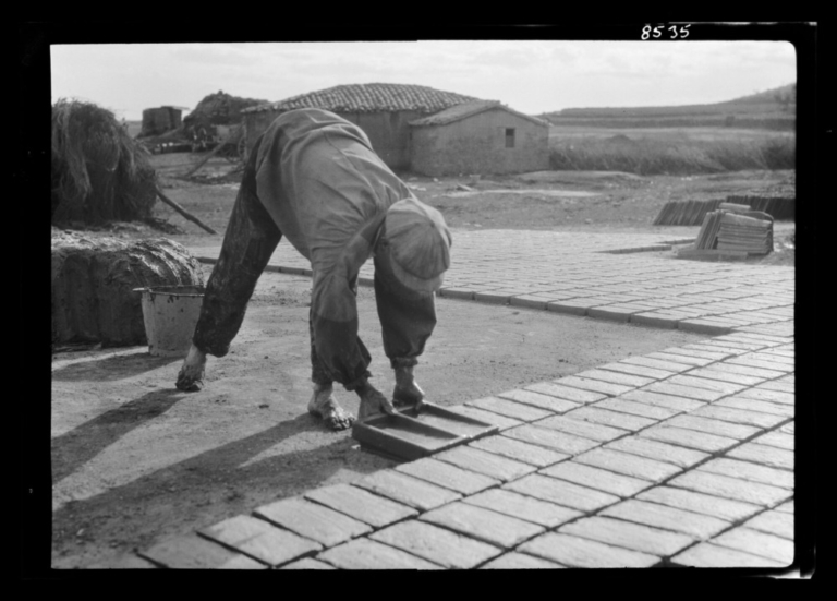 Hombre levantando un molde