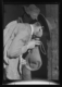 Hombre llenando de aire una botella de vino vacía · Ruth Matilda Anderson, 1928