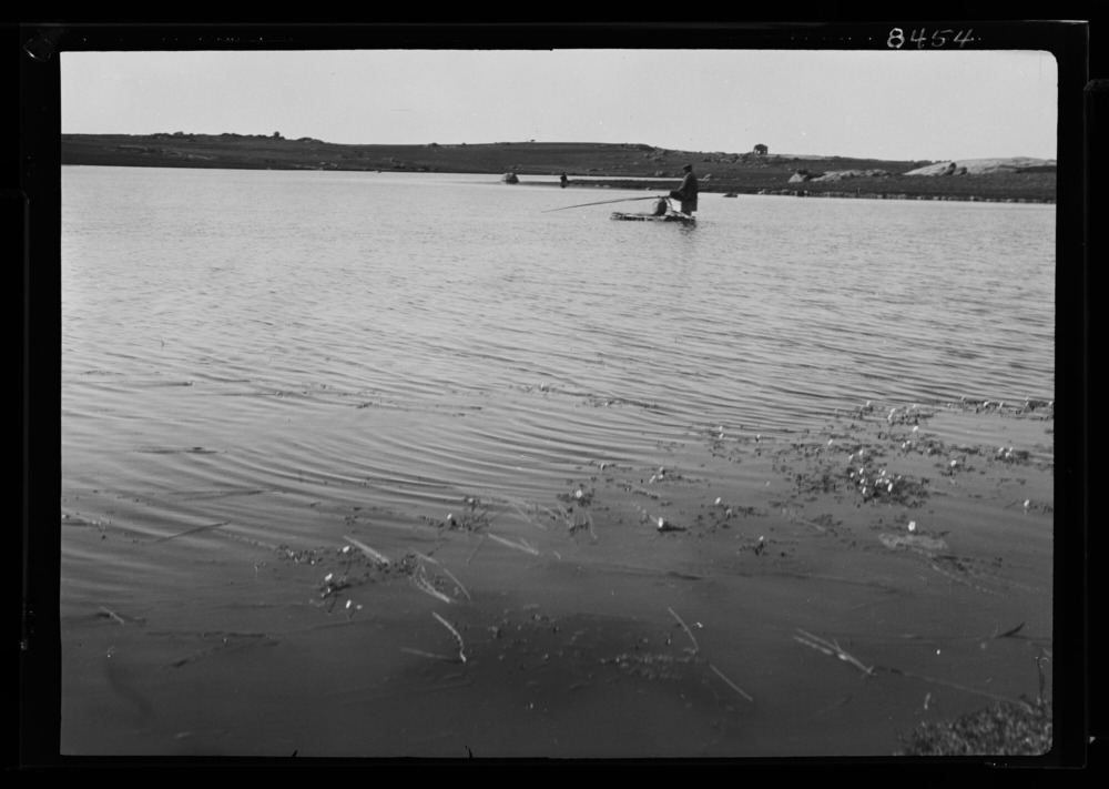 Hombre pescando en una charca grande