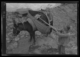Hombre recogiendo estiércol de la calle · Ruth Matilda Anderson, 1928
