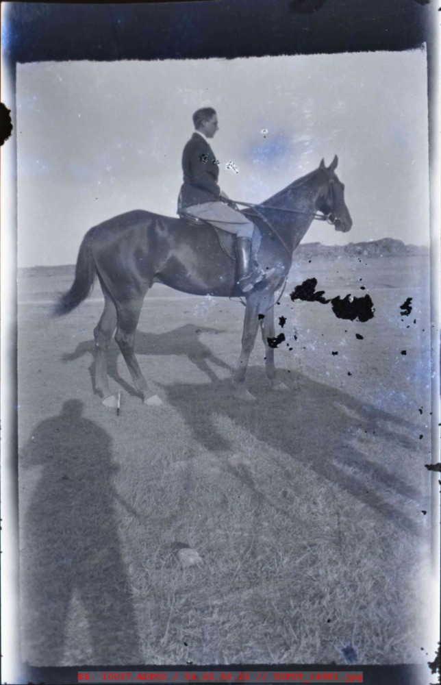 Hombre sobre un caballo