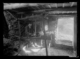 Hombre tejiendo tela blanca · Ruth Matilda Anderson, 1928