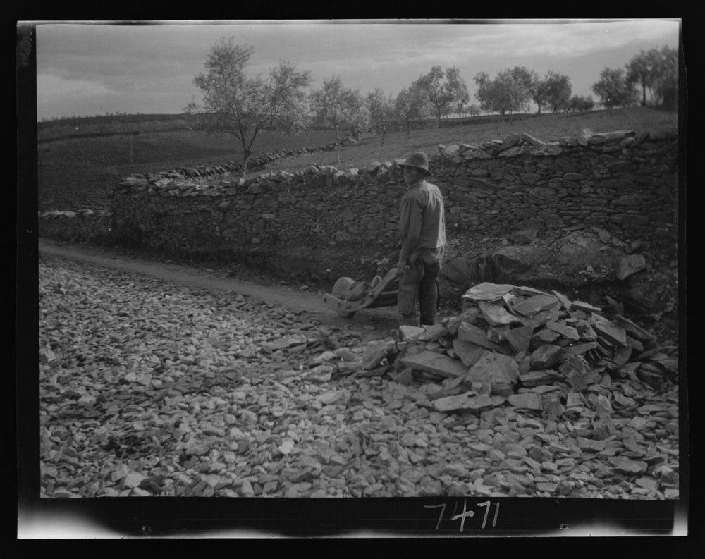 Hombre trabajando en la nueva carretera de Plasencia a La Alberca