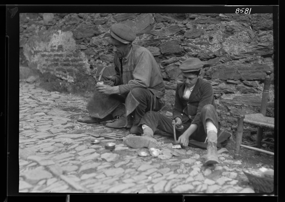 Hombre y niño trabajando en braseros