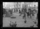 Hombres barriendo la plaza después del mercado semanal · Ruth Matilda Anderson, 1928