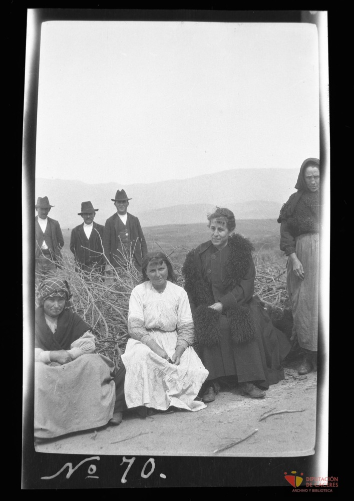 Hombres y mujeres de la Dehesa de Cuaternos