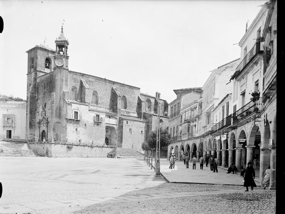 Iglesia de San Martín en uno de los laterales de la plaza