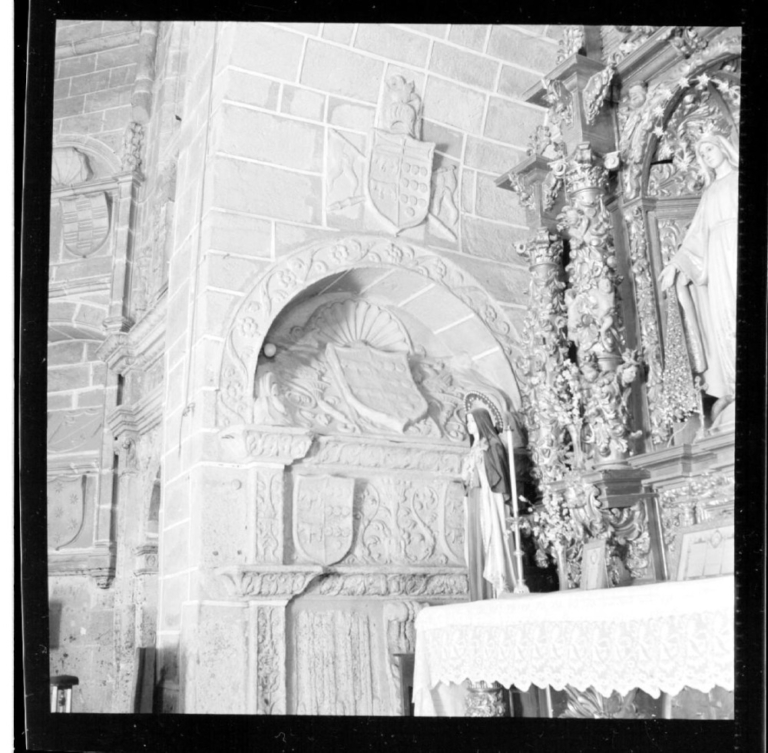 Iglesia de Santa María. Altar y Sepulcro