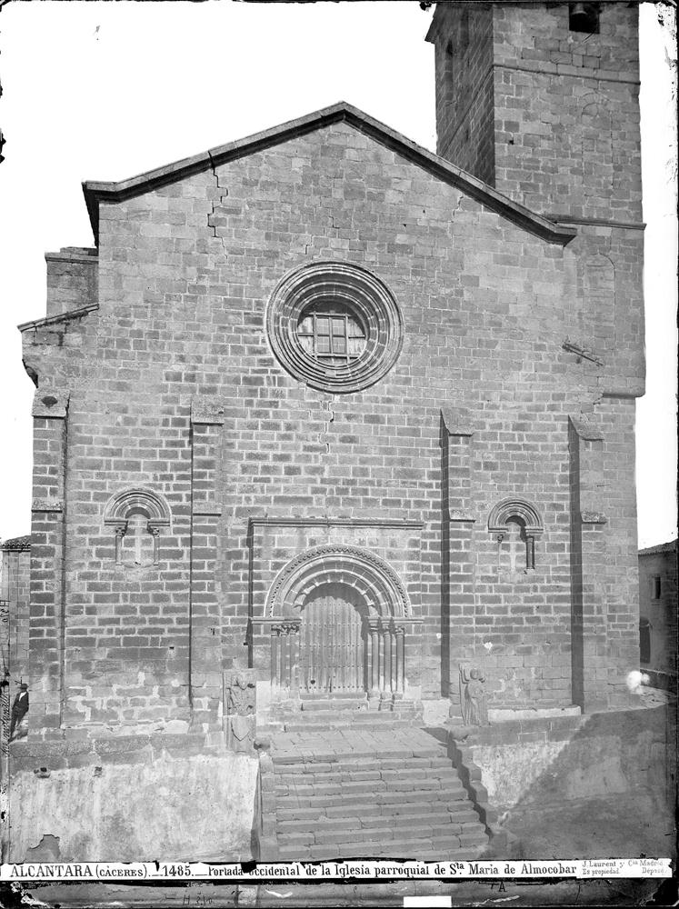 Iglesia de Santa María de Almocobar, portada