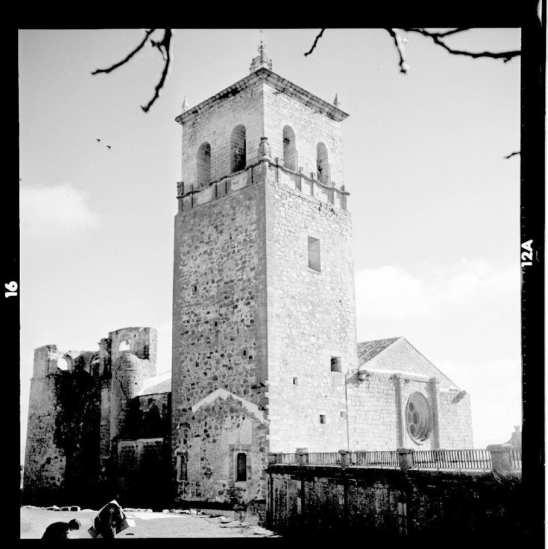Iglesia de Santa María. Torre y fachada