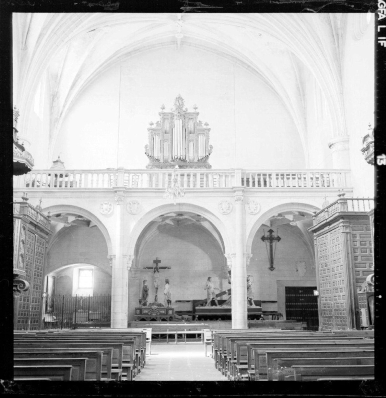 Iglesia de Santiago. Vista del coro con pasos procesionales