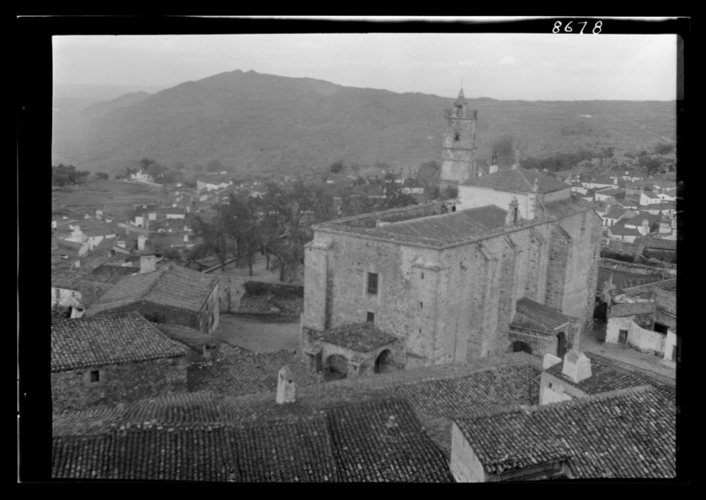 Iglesia parroquial: vista desde el camino del castillo