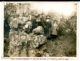 Imagen familiar entre unas piedras, 1910