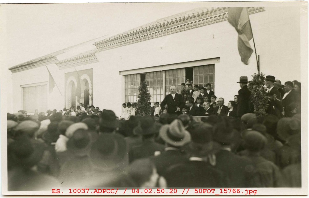 Inauguración de escuelas por León Leal