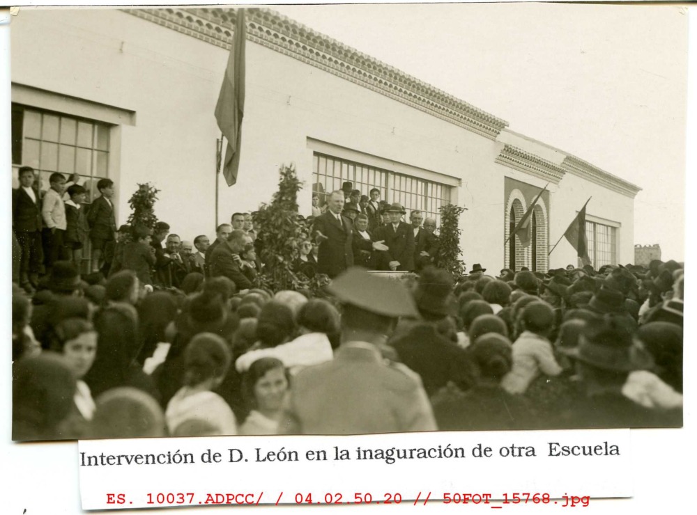 Inauguración de escuelas por León Leal