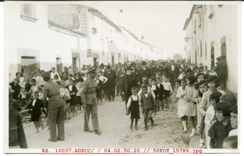 Inauguración del grupo escolar «León Leal» en Casar de Cáceres