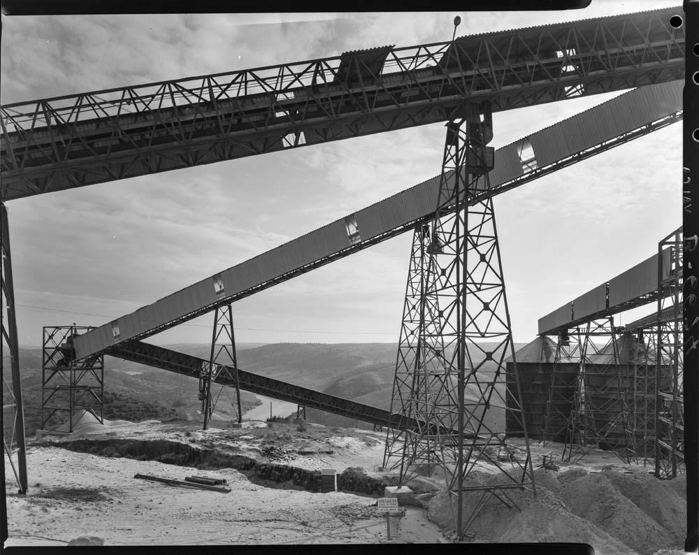 Instalación de cintas en la presa de Alcántara