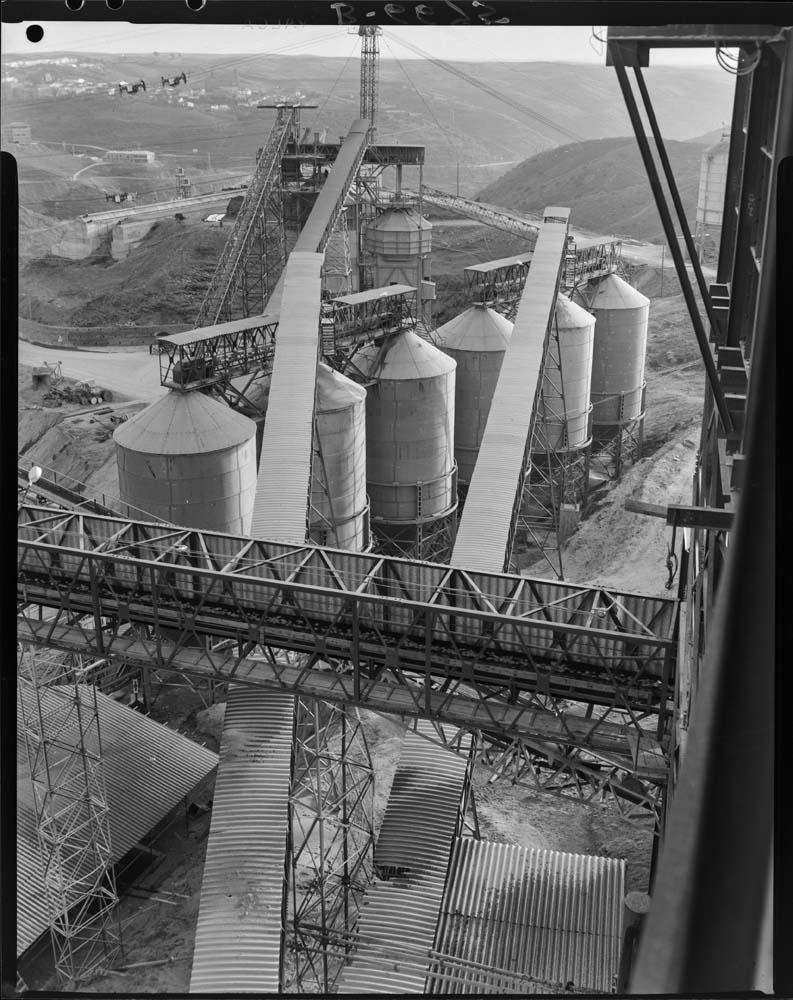 Instalación de cintas en la presa de Alcántara · Juan Miguel Pando Barrero, 1967