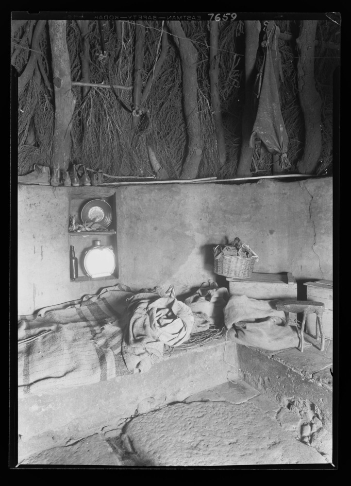 Interior de la choza de pastor: alacena y techo de paja
