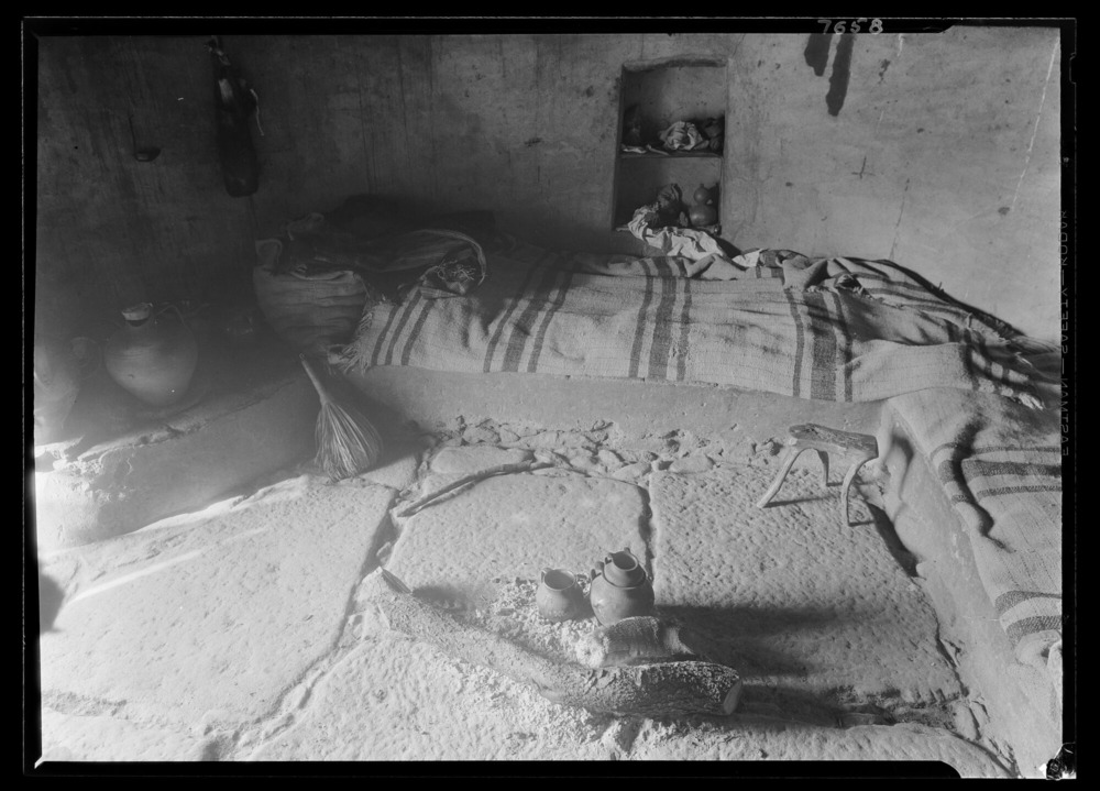 Interior de la choza de pastor: hogar y cama