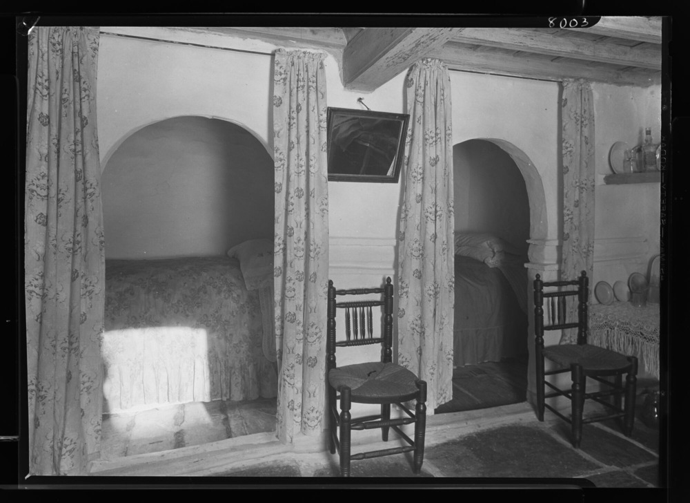 Interior de una casa de tres plantas, sala y alcobas