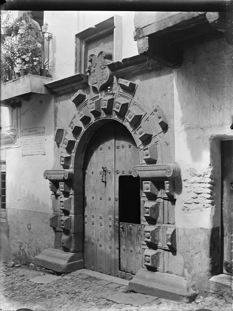 Portal antiguo decorado y con escudo nobiliario