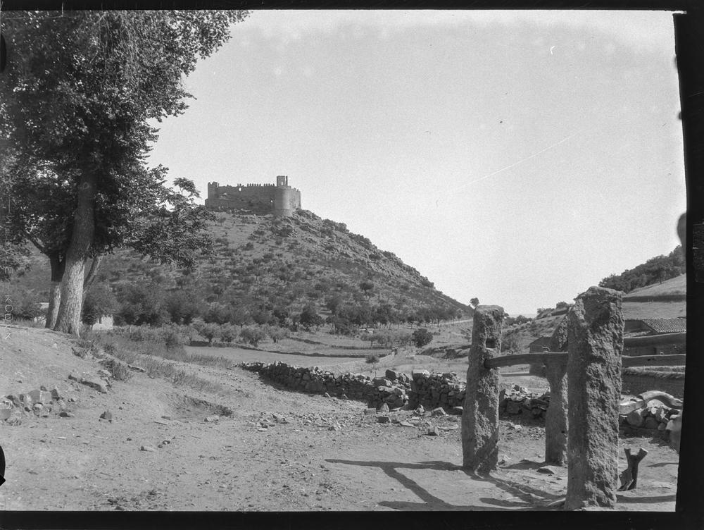 Castillo de Portezuelo (Coria) [Construcción defensiva almenada derruida en ciertas zonas. Situado en lo alto de la montaña].