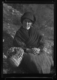 Joven con pañuelo negro sosteniendo un sombrero de paja · Ruth Matilda Anderson, 1928